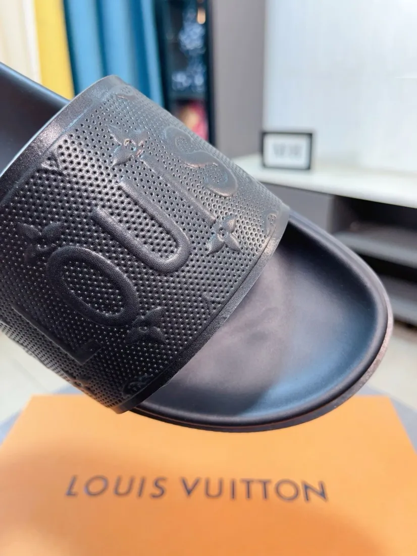 Ex-factory price 320🌹🌹 (lv-Louis Vuitton) new men's sandals, high-end boutique, exquisite embossed logo decoration on the upper, fine workmanship, super soft soles, casual, loose and comfortable, a must-have in summer! \nsize：38-44